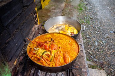 San Cipriano, Buenaventura, Valle del Cauca, Kolombiya 'da taze deniz ürünleri içeren canlı bir yemek sahnesi..
