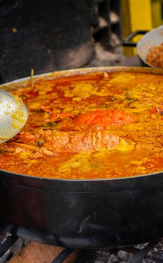 San Cipriano 'nun yerel Kolombiya mutfağından esinlenerek büyük bir tencerede canlı bir deniz ürünleri güveci, zengin renkler ve dokular sergiliyor..