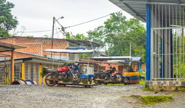 San Cipriano, Buenaventura, Valle del Cauca 'da motosikletler ve canlı yeşilliklerin yer aldığı pitoresk bir kırsal alan..