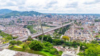 Pereira Köprüsü 'nün çarpıcı hava manzarası Pereira, Risaralda, Kolombiya' daki çevre doğa ile şehir manzarasını birbirine bağlıyor..