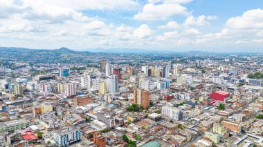Pereira 'nın çarpıcı hava manzarası, Risaralda arka planda dağlar ve binalar ile gökyüzünü gösteriyor..