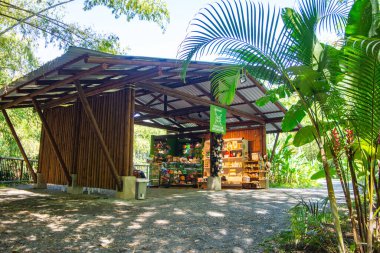 Ukumar, Pereira, Risaralda, Kolombiya - 23 Kasım 2026 - Çevre koruma üzerine odaklanan yemyeşil bir park ortamında canlı görüntülere sahip bir ziyaretçi merkezi.