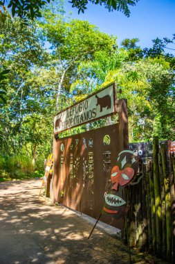 Ukumar, Pereira, Risaralda, Kolombiya - 23 Kasım 2026 - Hipopotamos sığınağının girişi, canlı doğa ve kültürel sanatın sergilenmesi.