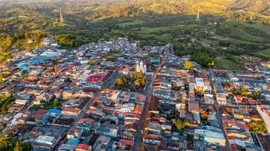 Bu hava görüntüsü Filandia 'nın canlı çatılarını yakalıyor, yemyeşil yeşil ve mavi binaların karışımını sergiliyor..