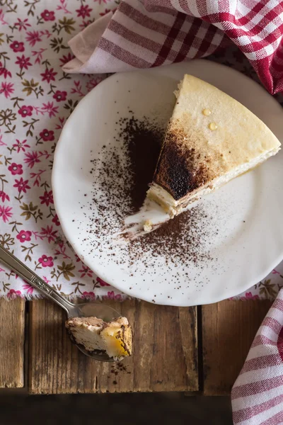 Cortar un trozo de pastel de queso, comida Foto — Foto de Stock