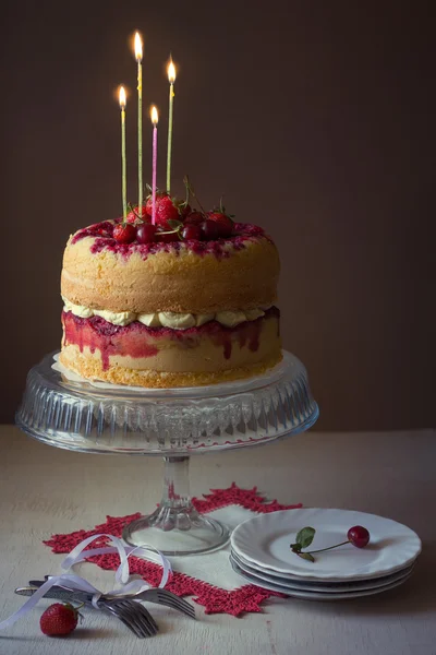 Bolo de aniversário em aniversário — Fotografia de Stock