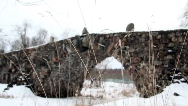 Historiska boulder bro över en älvfåra — Stockvideo