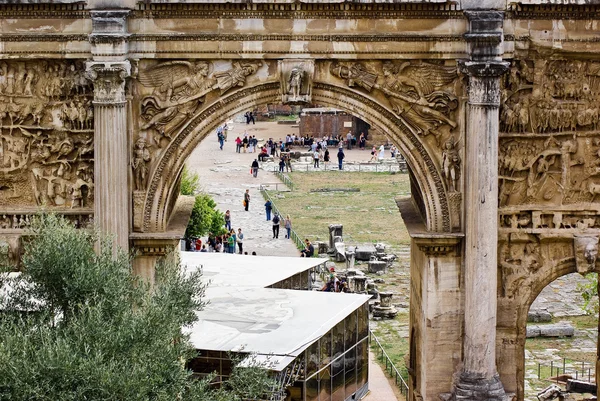 ローマのフォーラム、イタリアのセプティミウス ・ セウェルスの凱旋門 — ストック写真
