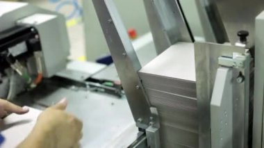 Otomatik makine baskı kitaplar, ofset ve basılı ürünler fotoğraf.