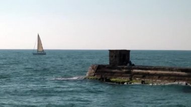 Güzel Mediterrian denizin Tel Aviv'de ufukta bir yelkenli