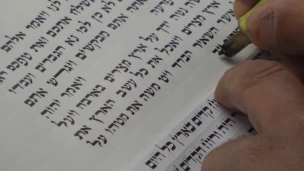 Izrael, a Masada. Scribe írja ókori héber szöveg.