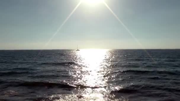 Plachetnice na obzoru v krásné moře středomořská v Tel Avivu. Východ slunce