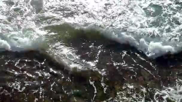 Valurile mării. Seara mare. Natura apei sălbatice . — Videoclip de stoc