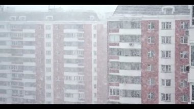 Bir yerleşim bölgesinde, Moskova yoğun kar yağışı