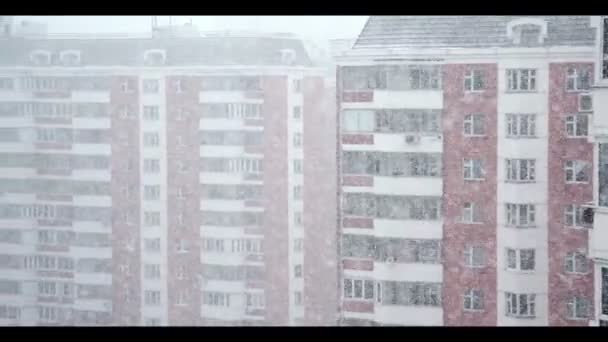 Heavy snowfall in residential area, Moscow — Stock Video