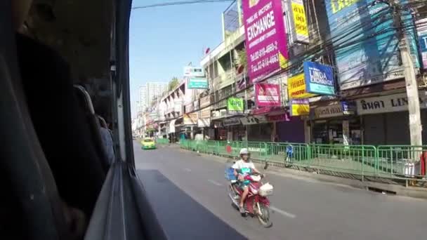 Bangkok-Jan 2015: bus rijdt rond de stad — Stockvideo