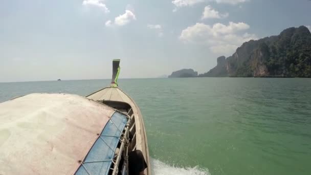 Speed boat racing on the sea to the island — Stock Video