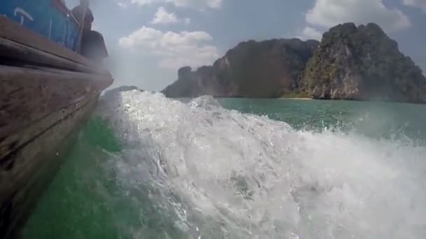 Motorcsónak versenyzés a tenger, a sziget — Stock videók