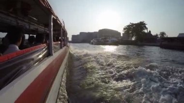 Chao Phraya Nehri'nde yüzen su taksi hızlı