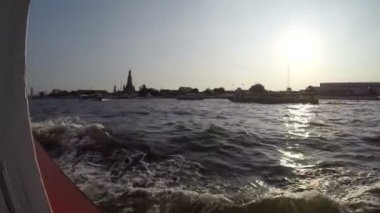 Chao Phraya Nehri'nde yüzen su taksi hızlı