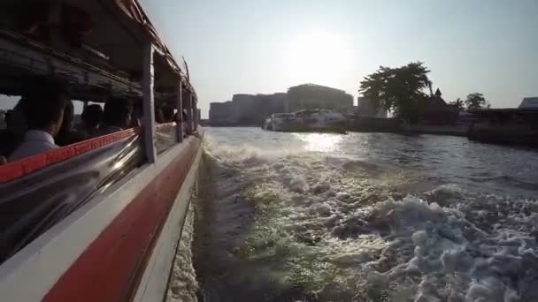 Wassertaxi schwimmt schnell auf dem chao phraya River — Stockvideo