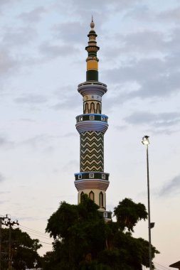 Cilacap, Central Java, Endonezya şehir meydanındaki büyük caminin sabah atmosferi.