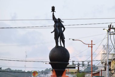 Cilacap, Endonezya - 18 Haziran 2025: Cilacap, Central Java, Endonezya şehir meydanındaki Çiftçi Heykeli 'nin yakın çekimi.