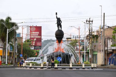 Cilacap, Endonezya - 18 Haziran 2025: Cilacap, Central Java, Endonezya şehir meydanında bir çiftçi heykeli.
