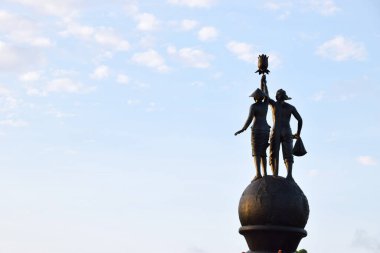 Cilacap, Endonezya - 18 Haziran 2025: Cilacap, Central Java, Endonezya şehir meydanındaki Çiftçi Heykeli 'nin yakın çekimi.