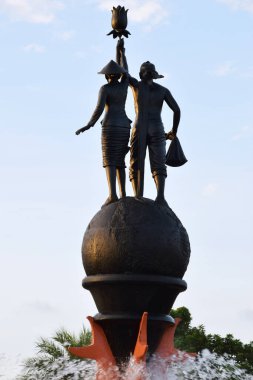 Cilacap, Endonezya - 18 Haziran 2025: Cilacap, Central Java, Endonezya şehir meydanındaki Çiftçi Heykeli 'nin yakın çekimi.