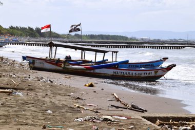 Cilacap, Endonezya - 18 Haziran 2025: Endonezya 'nın güneyindeki Cilacap bölgesinde yerel tekneler sıralandı.