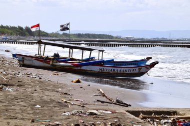 Cilacap, Endonezya - 18 Haziran 2025: Endonezya 'nın güneyindeki Cilacap bölgesinde yerel tekneler sıralandı.