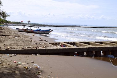 Cilacap, Endonezya - 18 Haziran 2025: Endonezya 'nın güneyindeki Cilacap bölgesinde yerel tekneler sıralandı.