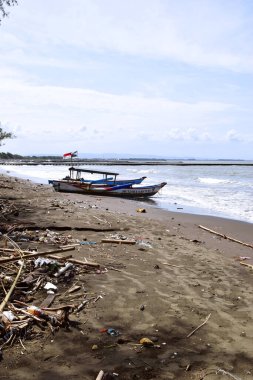 Cilacap, Endonezya - 18 Haziran 2025: Endonezya 'nın güneyindeki Cilacap bölgesinde yerel tekneler sıralandı.