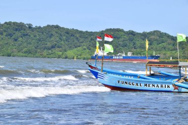 Cilacap, Endonezya - 18 Haziran 2025: Endonezya 'nın güneyindeki Cilacap bölgesinde yerel tekneler sıralandı.