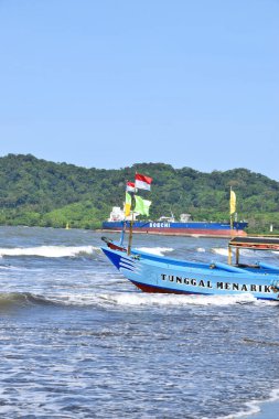 Cilacap, Endonezya - 18 Haziran 2025: Endonezya 'nın güneyindeki Cilacap bölgesinde yerel tekneler sıralandı.