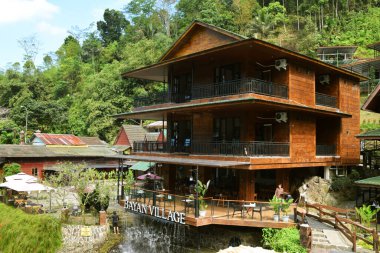 Purwokerto, Endonezya - 20 Haziran 2025: Purwokerto bölgesinde, Central Java, Endonezya 'da ahşap süslemelerle dolu bir estetik restoran binası.