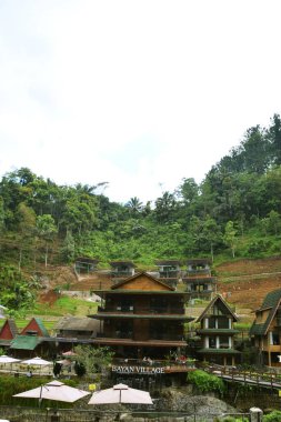 Purwokerto, Endonezya - 20 Haziran 2025: Purwokerto, Endonezya 'da estetik ahşap binalar, doğa ve nehir ile 