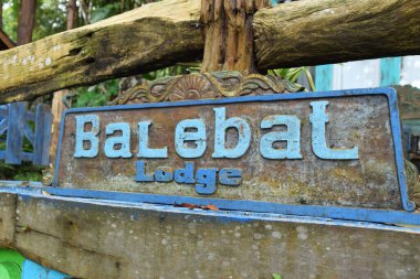 Kuningan, Endonezya - Temmuz 05, 2025: Endonezya 'nın Kuningan kentindeki dağlık bir tatil beldesinde Balebat Pansiyonu' na monte edilmiş bir köy mavisi ahşap tabela..