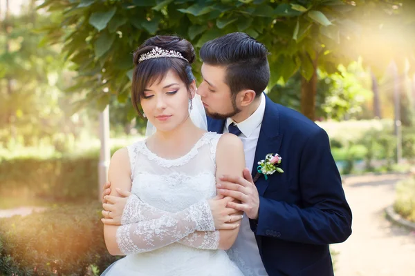 Recém-casados elegantes no dia do casamento — Fotografia de Stock