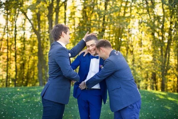 Amici che ridono del matrimonio di un amico — Foto Stock