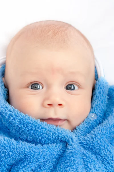 Das Kind liegt im Bett — Stockfoto