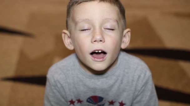El chico estornudó — Vídeo de stock