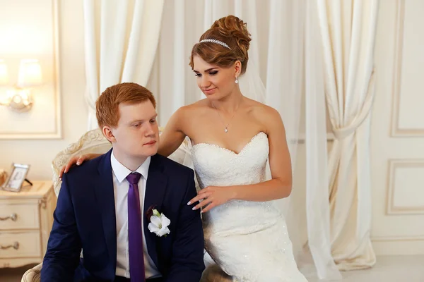 Recém-casados no quarto — Fotografia de Stock