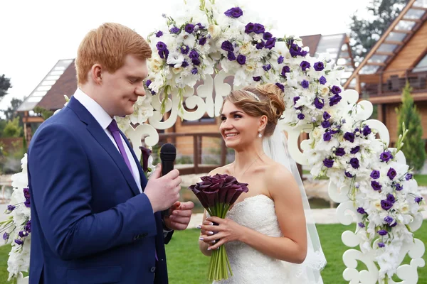Recién casados en la ceremonia de boda —  Fotos de Stock