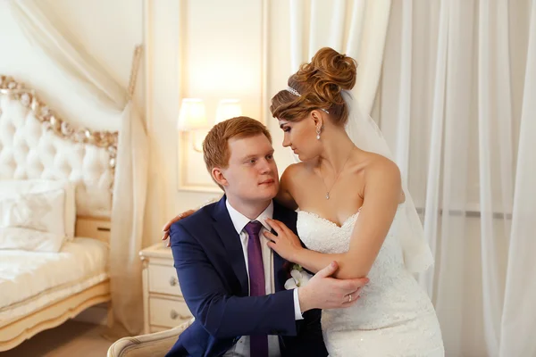 Recién casados en la habitación —  Fotos de Stock