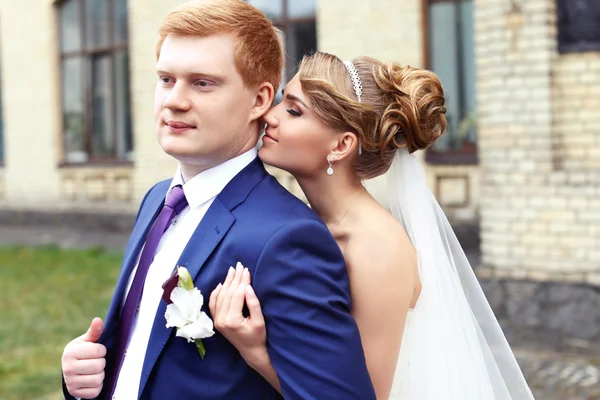A menyasszony-vőlegény gyengéden átölelte — Stock Fotó