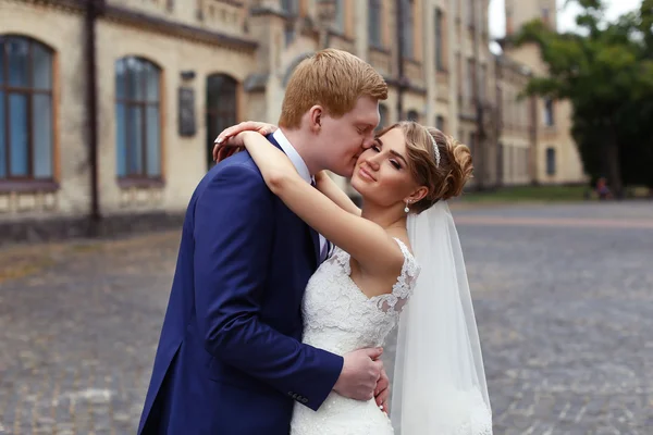 Yavaşça kucakladı gelin damat
