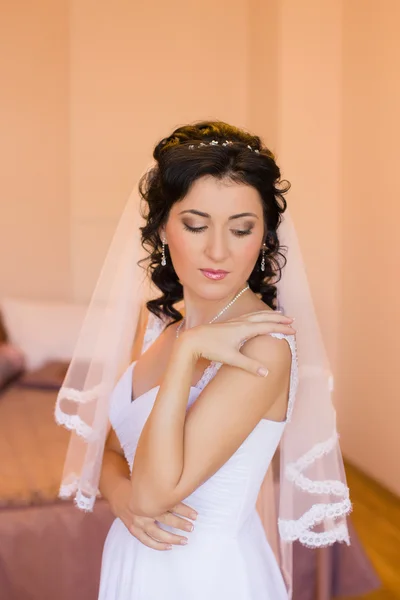 Brünette Braut am Hochzeitstag — Stockfoto