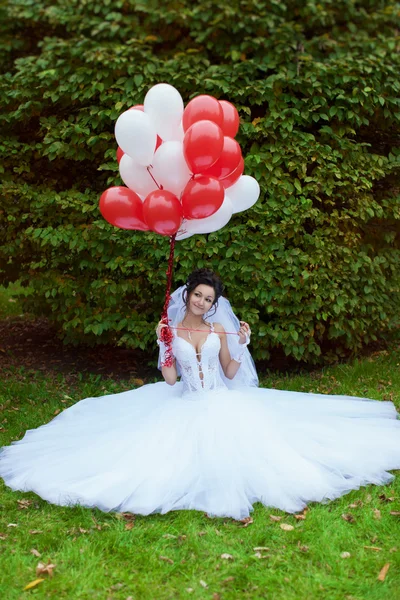 Счастливая невеста в день свадьбы — стоковое фото